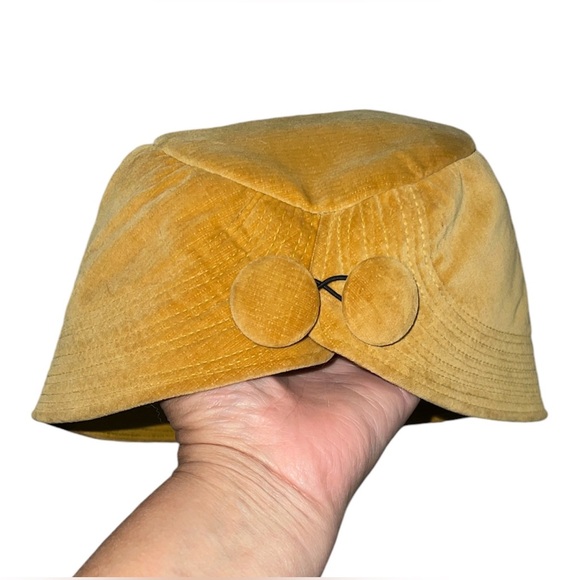 Vintage 1950s Cloche Hat Gold Velvet Unique Button Accents Adjustable - Picture 3 of 8